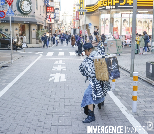 Le samurai gomihiroi nettoie les rues de shibuya a tokyo de ses dechetss