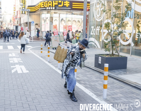 Le samurai gomihiroi nettoie les rues de shibuya a tokyo de ses dechetss