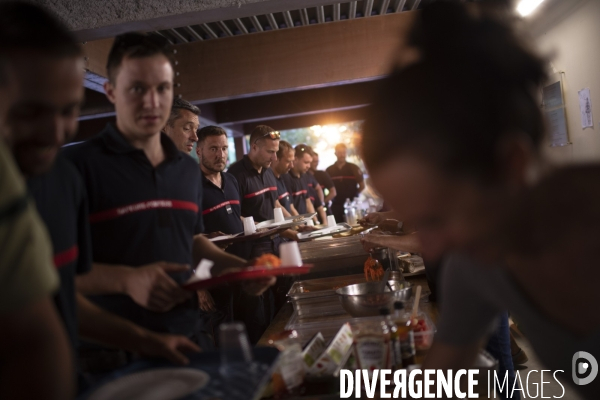 Benevoles autour de l incendie - Gironde 2022