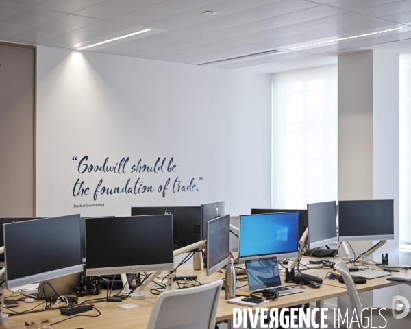 Siege social de 3M France, open space desert du fait du teletravail des employes