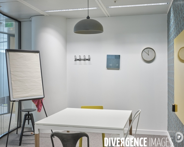 Une des salles de travail  de la pepiniere d’entreprises à Cœur Defense
