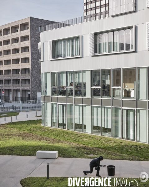 Siege social de 3M France, un jardinier.
