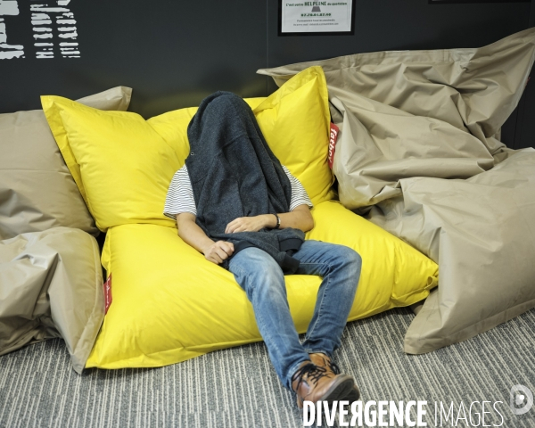 Siege social IBM France, employe faisant une sieste dans un espace dedie