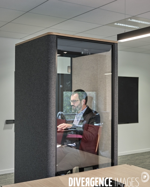 Siege social IBM France, travail en phone box ou cabine acoustique