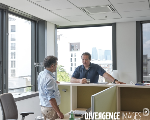 Siege social IBM france, 2 collègues en pause dans un open space 