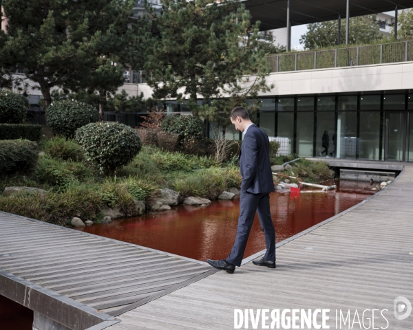 Siege social d’IBM France. Un employe dans le jardin interieur,