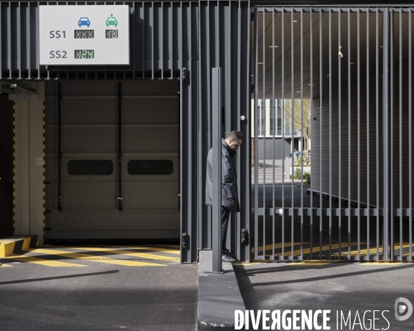 Siege social d’IBM France, Vigile à l’entree d’un des parking.