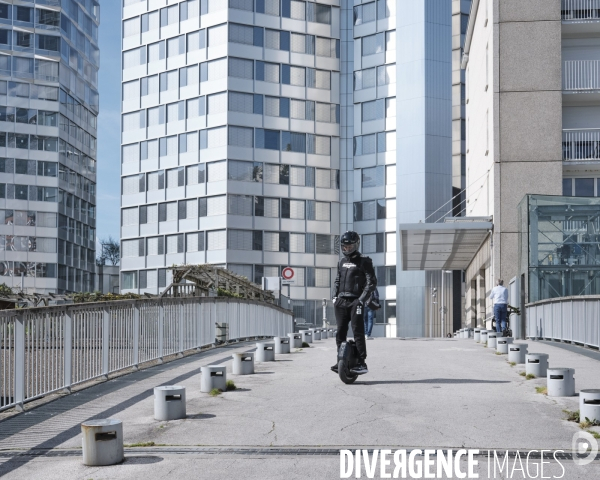 Cour Seguin, Personne se deplaçant sur un gyroroue, 