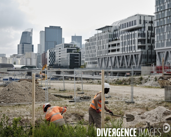 Nanterre, travaux de la future du RER E  Nanterre la Folie et le siège social de Vinci en arrière plan