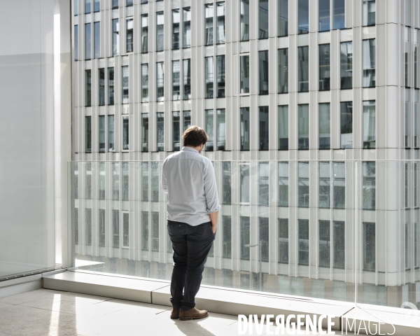 Siege social de Vinci, employe en pause sur une terrasse de l’entreprise