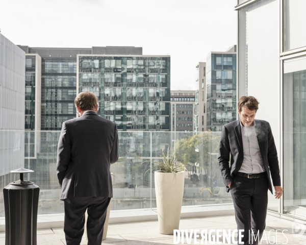 Siege social de Vinci, employes en pause sur une terrasse du siège