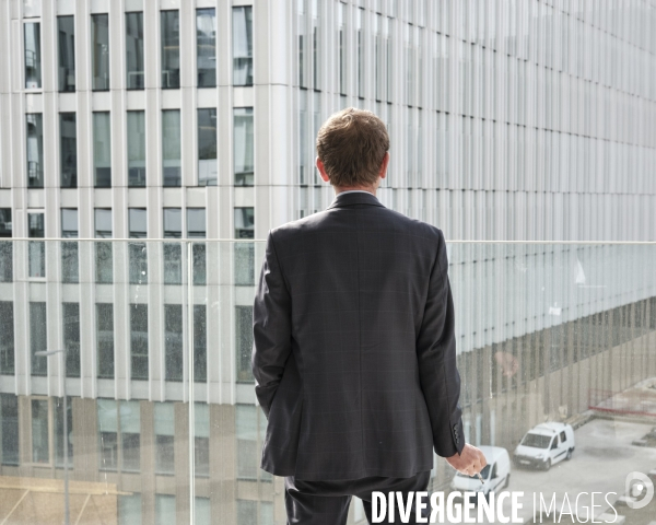 Siege social de Vinci, employe en pause sur une terrasse de l’entreprise