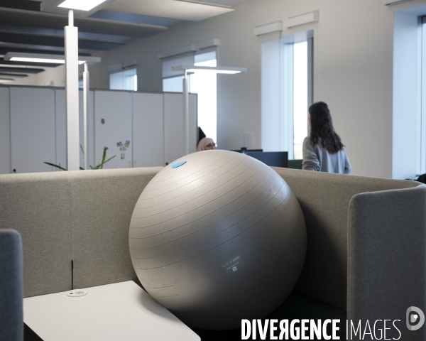 Siege social de Vinci, ballon siege et mobilier acoustique dans un bureau