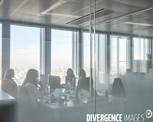 La Defense, bureaux de WMH project. Espace de travail insonorisé et verres sablés.