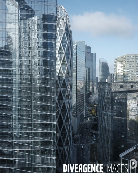 Vue sur La Defense depuis un bureau de la tour Alto