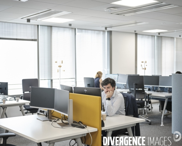 Axa, siege social, Nanterre, open space relativement vide dû au teletravail des employes