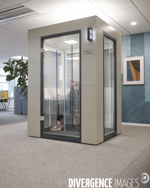 Axa, siege social, Nanterre, une phone box ou cabine acoustique