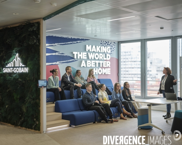 Siege social de Saint-Gobain, une presentation de l’entreprise  par une conferenciere