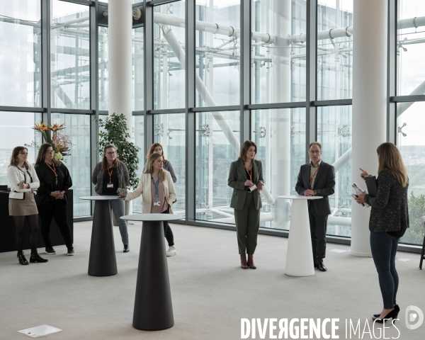 La Defense Siege social de Saint-Gobain, employes en reunion dans l’espace de reception au sommet de la tour.