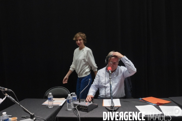Guillaume Garcin tire sa révérence au Masque et la Plume. Rebecca Manzoni prend le micro. Radio France a 60 ans