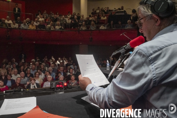 Guillaume Garcin tire sa révérence au Masque et la Plume. Rebecca Manzoni prend le micro. Radio France a 60 ans