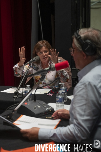 Guillaume Garcin tire sa révérence au Masque et la Plume. Rebecca Manzoni prend le micro. Radio France a 60 ans