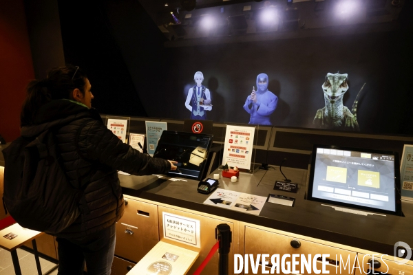 Faire son check in avec un hologramme ninja a l hotel henn na asakusa tawaramachi a tokyo