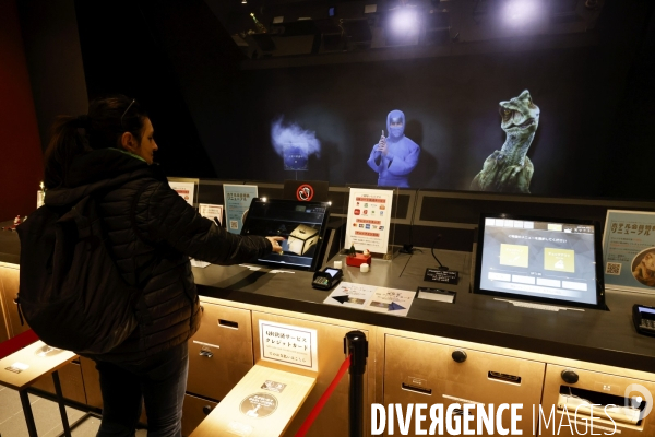 Faire son check in avec un hologramme ninja a l hotel henn na asakusa tawaramachi a tokyo