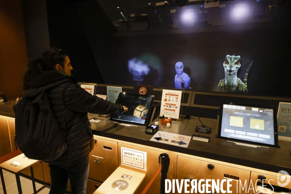 Faire son check in avec un hologramme ninja a l hotel henn na asakusa tawaramachi a tokyo