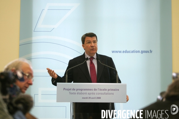 Conférence de presse de Xavier Darcos, ministre de l éducation nationale pour présenter les programmes de l école primaire de la rentrée 2008