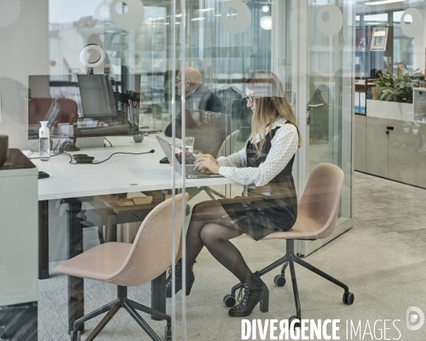 Siege social de l’entreprise Bic à Clichy, une employee dans un bureau en verre insonorise
