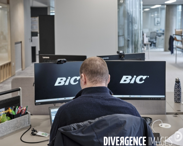 Siege social de l’entreprise Bic à Clichy, travail en open space et flex office
