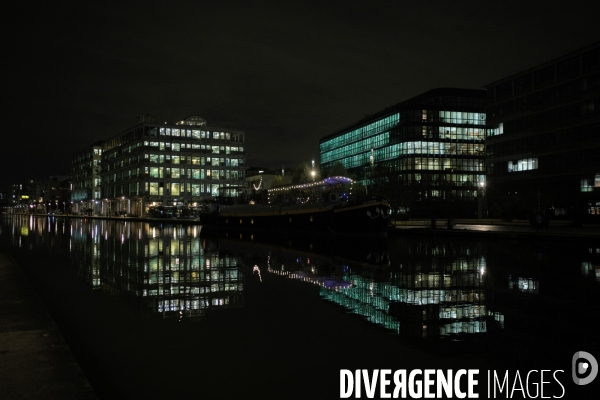 Dock B et immeubles de bureaux sur le canal de l Ourcq à Pantin.