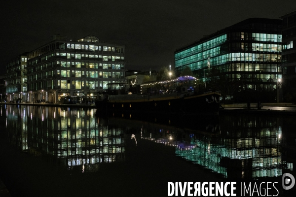 Dock B et immeubles de bureaux sur le canal de l Ourcq à Pantin.
