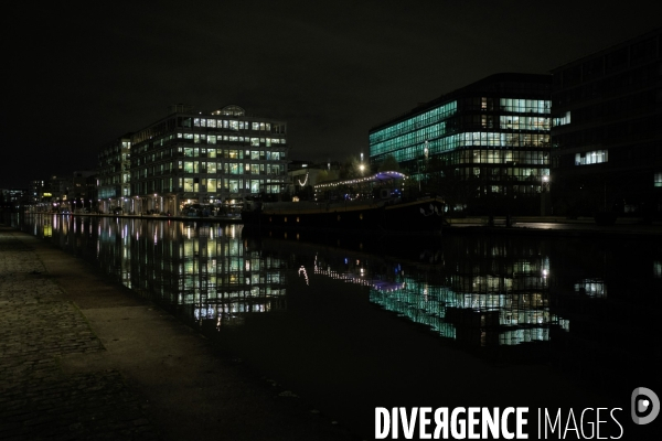 Dock B et immeubles de bureaux sur le canal de l Ourcq à Pantin.