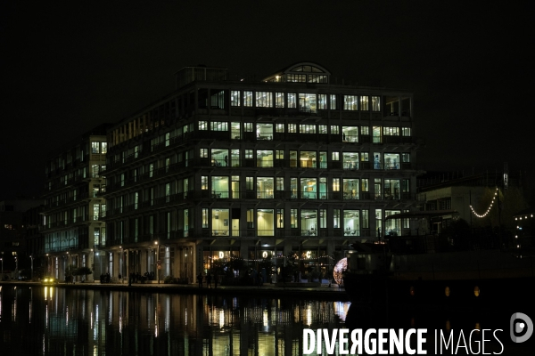 Dock B et immeubles de bureaux sur le canal de l Ourcq à Pantin.