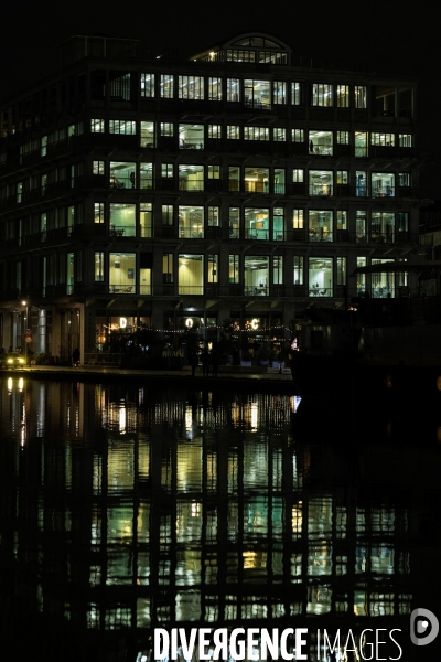 Dock B et immeubles de bureaux sur le canal de l Ourcq à Pantin.