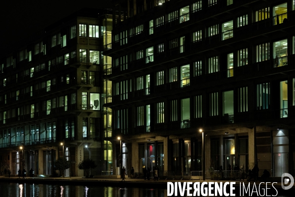 Dock B et immeubles de bureaux sur le canal de l Ourcq à Pantin.