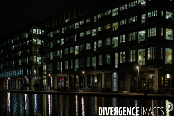 Dock B et immeubles de bureaux sur le canal de l Ourcq à Pantin.