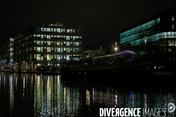 Dock B et immeubles de bureaux sur le canal de l Ourcq à Pantin.