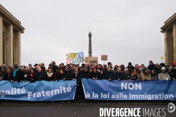Non a la loi asile immigration.