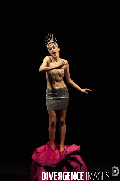 SHIRLEY de Balkis Moutashar