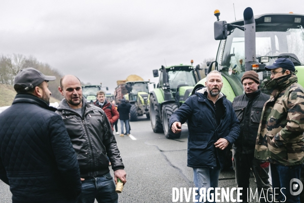 Blocage de l A16 à Beauvais par les agriculteurs
