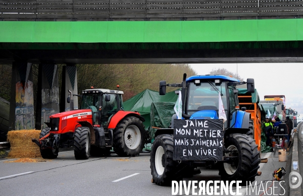 Blocage de l A16 par les agriculteurs