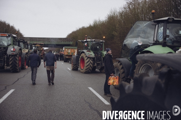 Blocage de l autoroute A16 par les agriculteurs