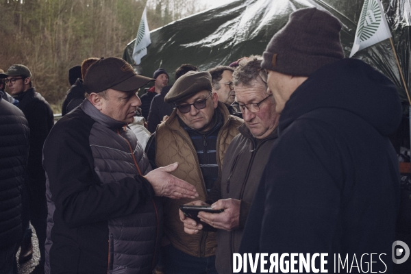 Blocage de l autoroute A16 par les agriculteurs