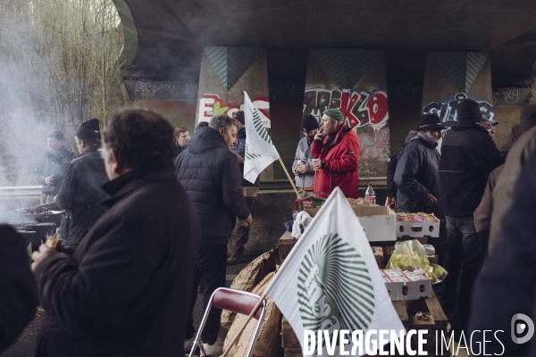 Blocage de l autoroute A16 par les agriculteurs