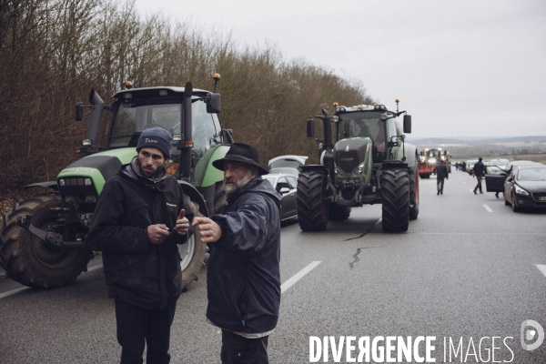 Blocage de l autoroute A16 par les agriculteurs