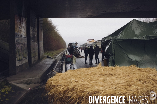 Blocage de l autoroute A16 par les agriculteurs