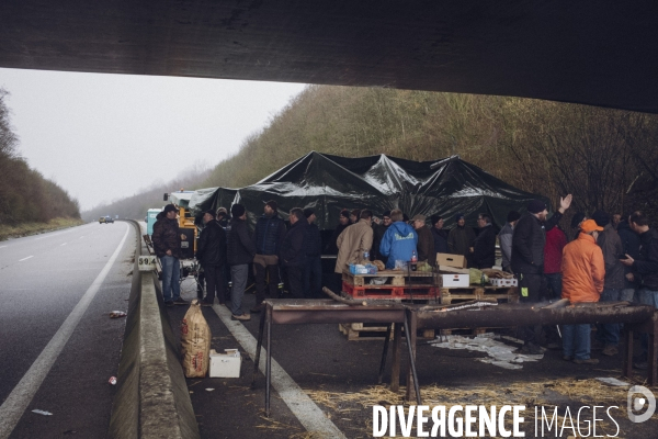 Blocage de l autoroute A16 par les agriculteurs